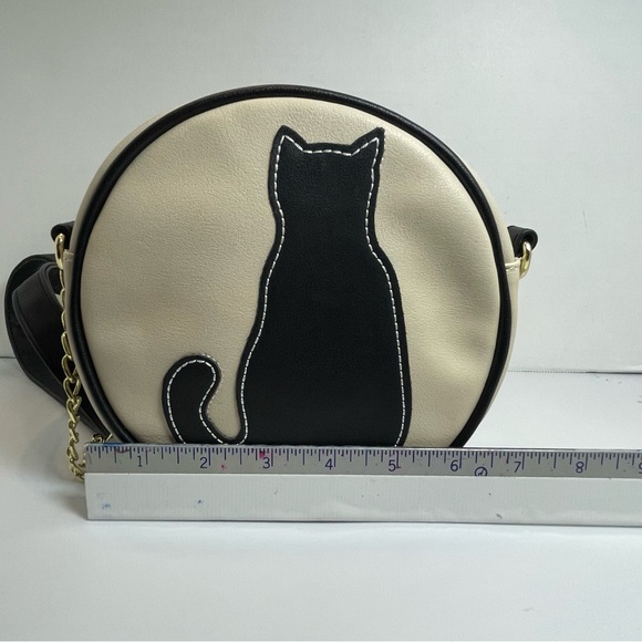 OLIVIA MILLER ROUND SHAPED CAT THEME PURSE GOLD CHAIN & BLACK STRAP crossbody - Picture 7 of 11